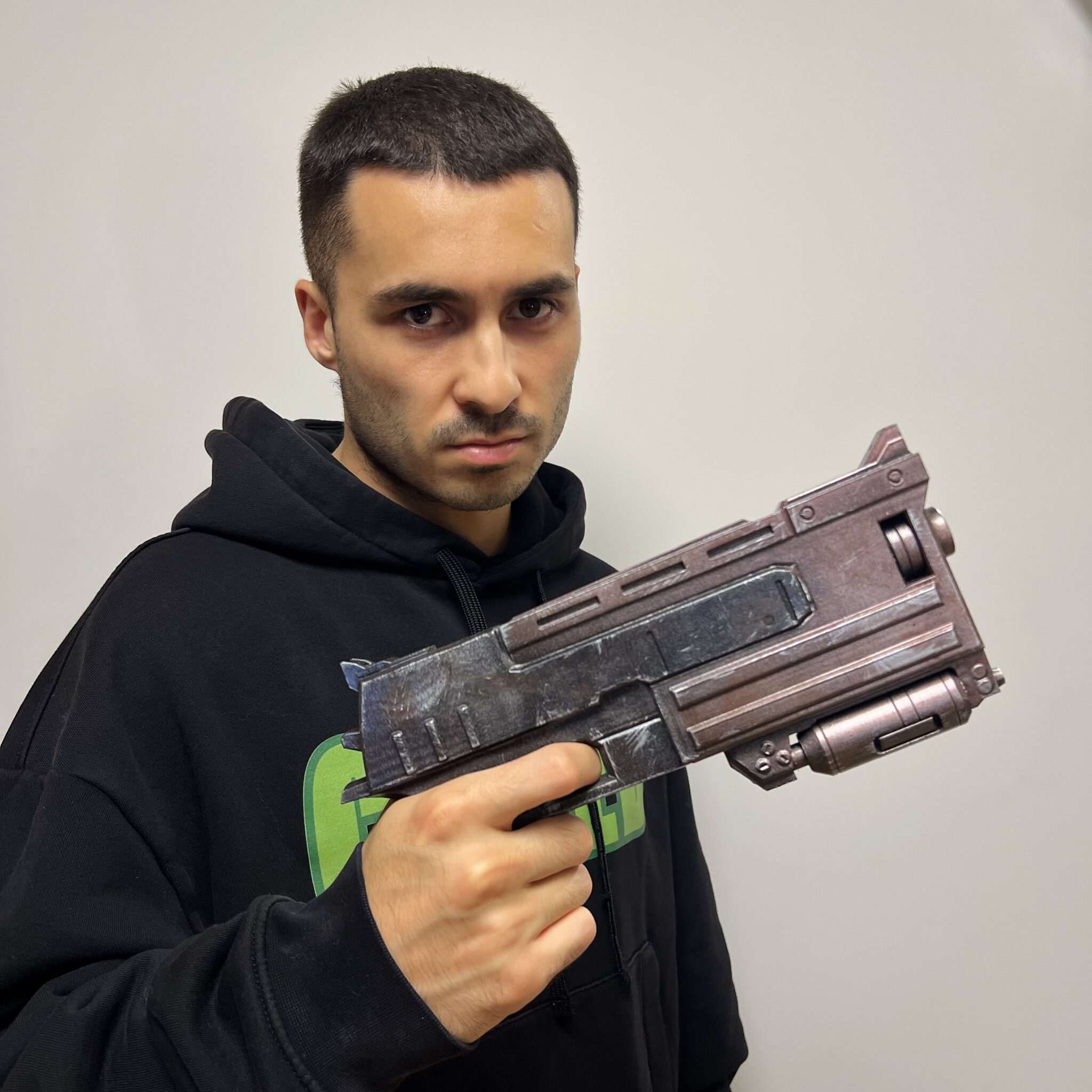 10mm pistol - Fallout 3 Prop Replica Cosplay Greencade